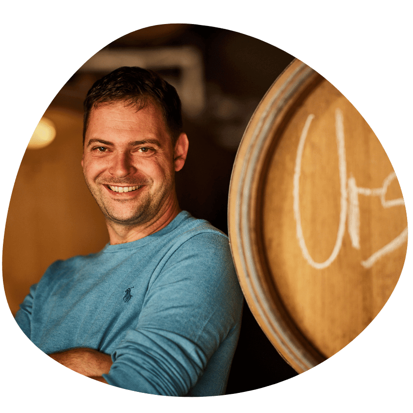 Winzer Johannes Lorenz vor Holzfass