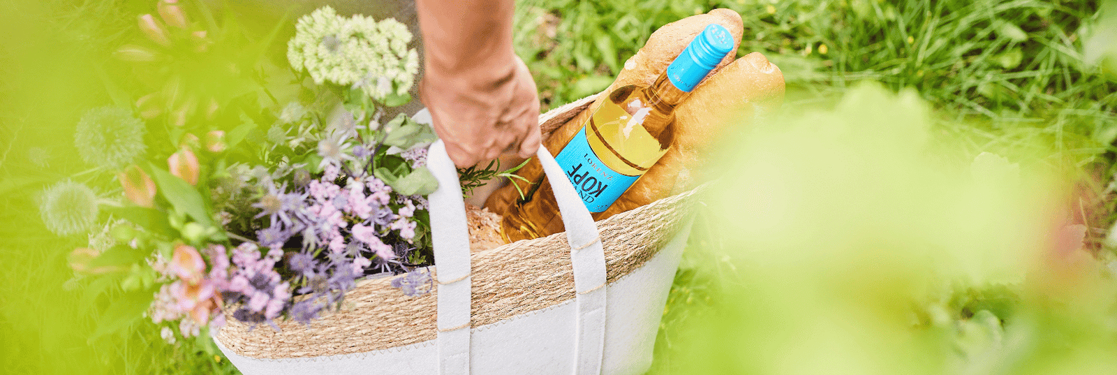 Kopstand im Picknick Korb