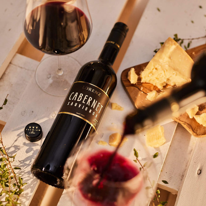 Bioweingut Lorenz Cabernet Sauvignon in Glas einschenken mit Käse für Genuss von gutem Biowein