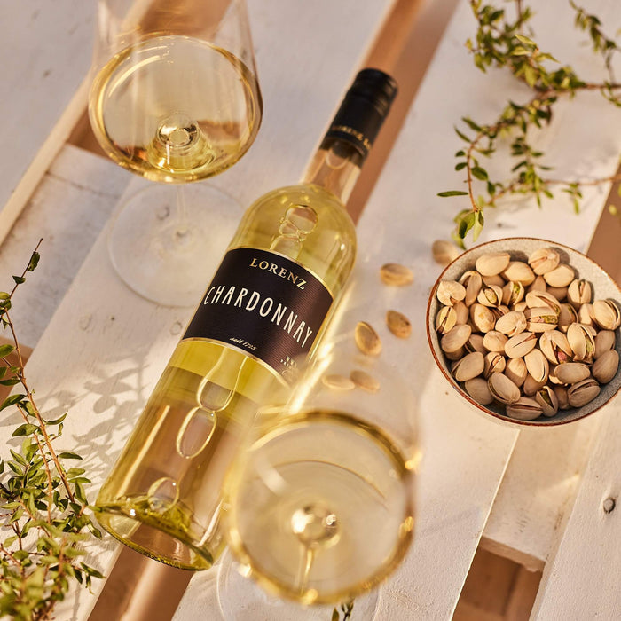 Lorenz Chardonnay 2020 trocken fruchtiger weißer Wein mit strohgelbe Farbe und gutem Geschmack
