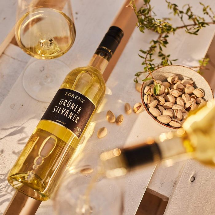 Bioland Grüner Silvaner Ökologischer Wein weiß trocken guter Wein eingeschenkt zu Käse vom Biowein