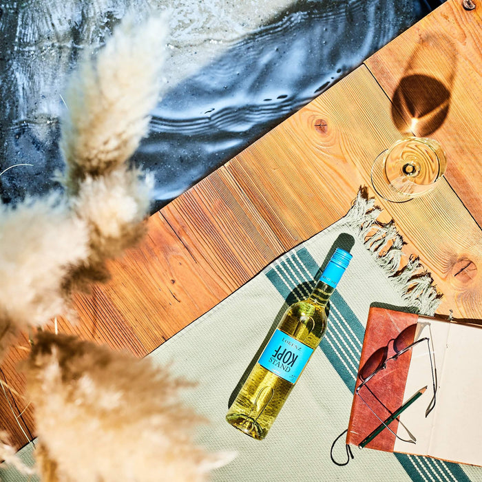 Lorenz Kopfstand im Urlaub am See oder Mehr für feinherben Weingenuss