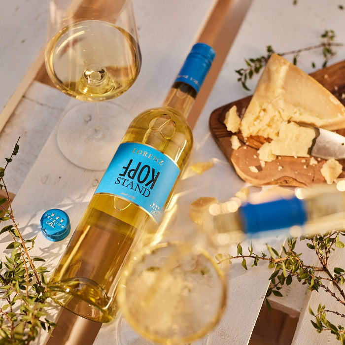 Lorenz Kopfstand aus Cabernet Blanc, Riesling, Rivaner und Sauvignon Blanc in Glas mit Käse