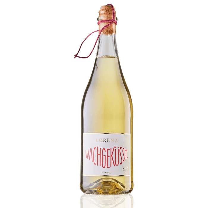Bioweingut Lorenz Wachgeküsst Weiß Perlwein Bioland zertifiziert Flasche vor weißem Hintergrund