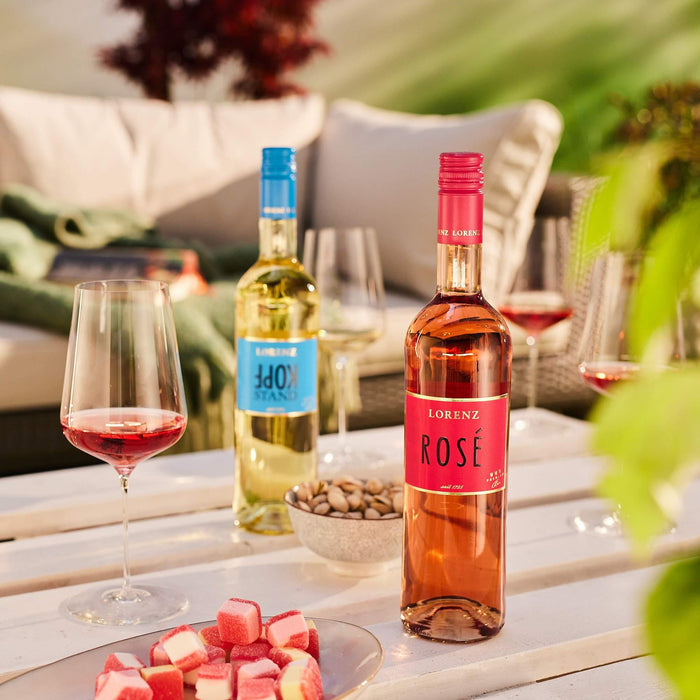 Bioweingut Lorenz Rosé mit zartrosa Farbe Ökologischer Wein mit lecker Sushi im Garten Bioland