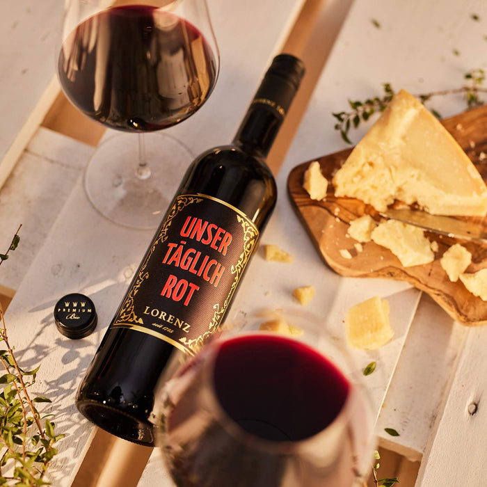 Lorenz Ökologischer Wein Unser Täglich Rot halbtrocken eingeschenkt zu Käse vom Bio Weingut