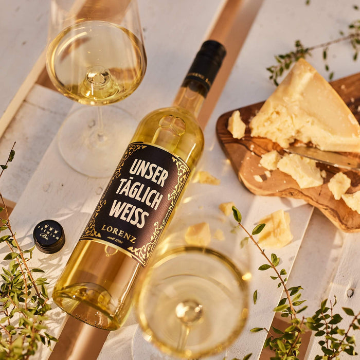 Unser Täglich Weiss Biowein mit Käse im Urlaub