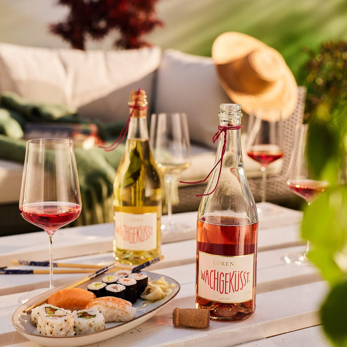 Lorenz Wachgeküsst Weiß Ökologischer Perlwein lachsfarben guter Wein vom Bioweingut mit Gummibärchen